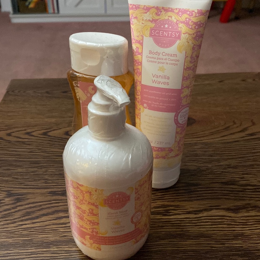 Scentsy set in vanilla waves
